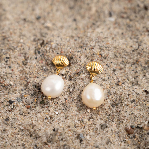 NOELLA PEARL GOLDEN SEASHELL EARRING