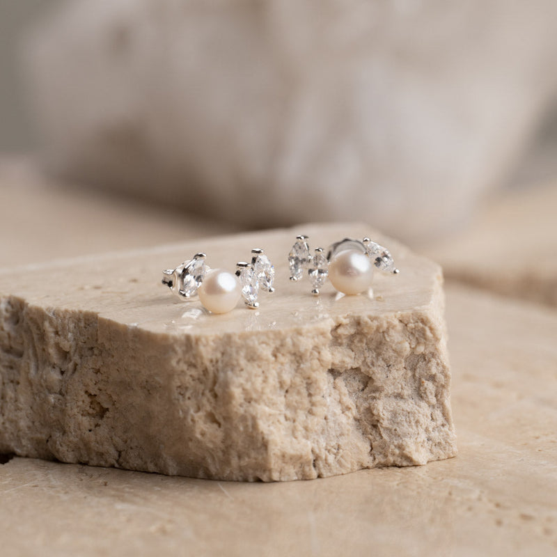 BABETTE PEARL SILVER EARRING
