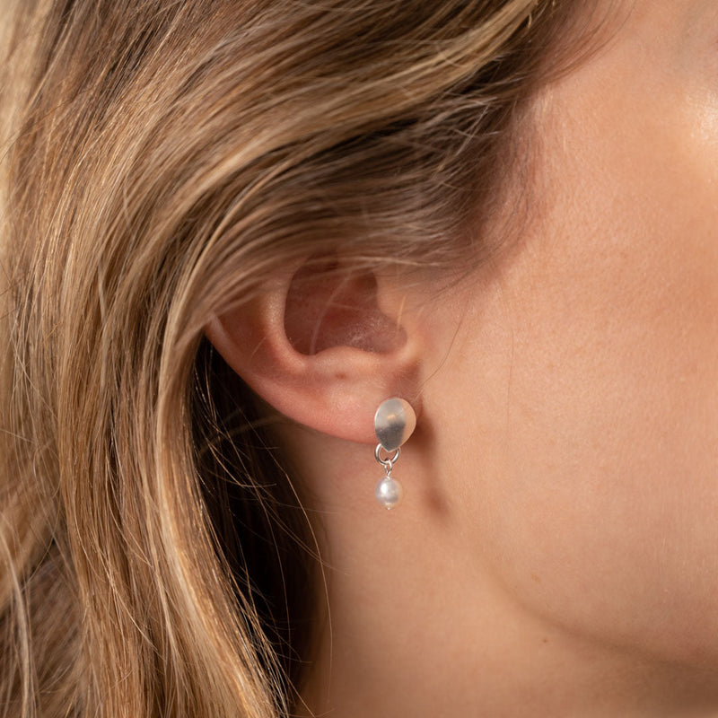 BELLA SMALL WHITE PEARL SILVER EARRING