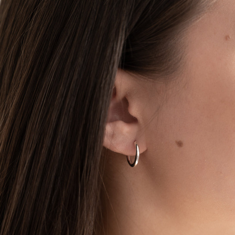 ELINA SMALL SILVER CREOL EARRING