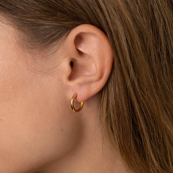 ELINA SMALL GOLDEN CREOL EARRING