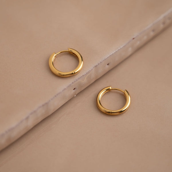 ELINA SMALL GOLDEN CREOL EARRING