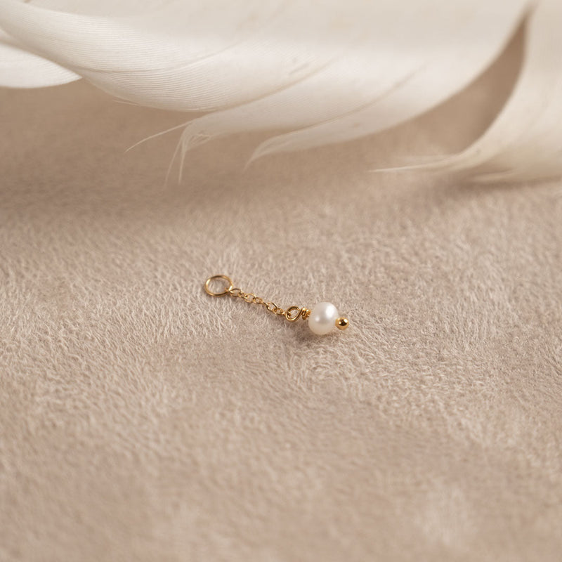 ELISA PEARL GOLDEN EARRING CHARM