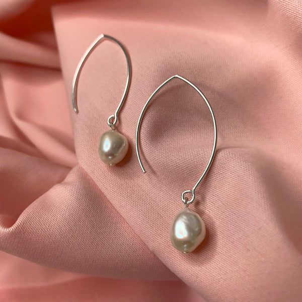 ELSA WHITE BAROQUE PEARL SILVER OVAL CREOL EARRING