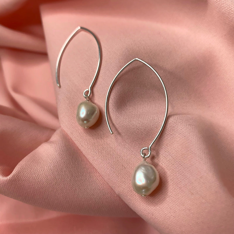 ELSA WHITE BAROQUE PEARL SILVER OVAL CREOL EARRING