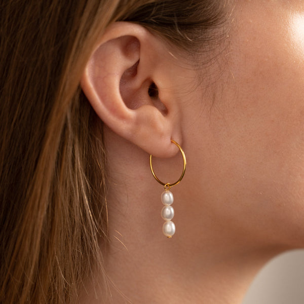 FILIPPA WHITE PEARL GOLDEN CREOL EARRING