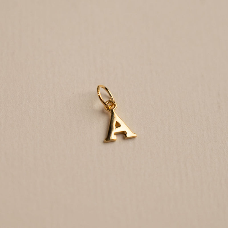 LETTER V GOLDEN NECKLACE – Sisi Copenhagen