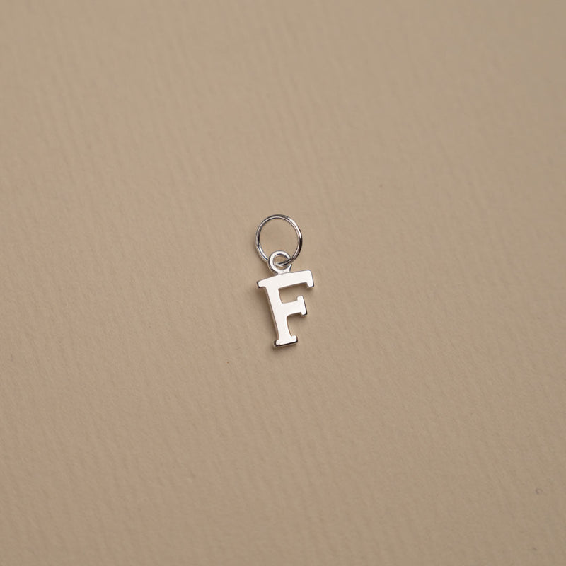 LETTER V SILVER NECKLACE – Sisi Copenhagen