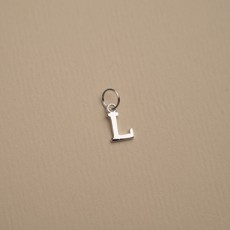 LETTER V SILVER NECKLACE – Sisi Copenhagen