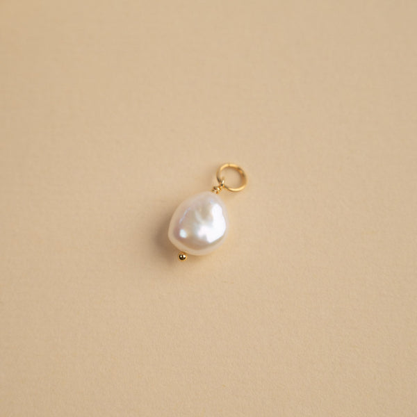 NOELLA PEARL GOLDEN PENDANT