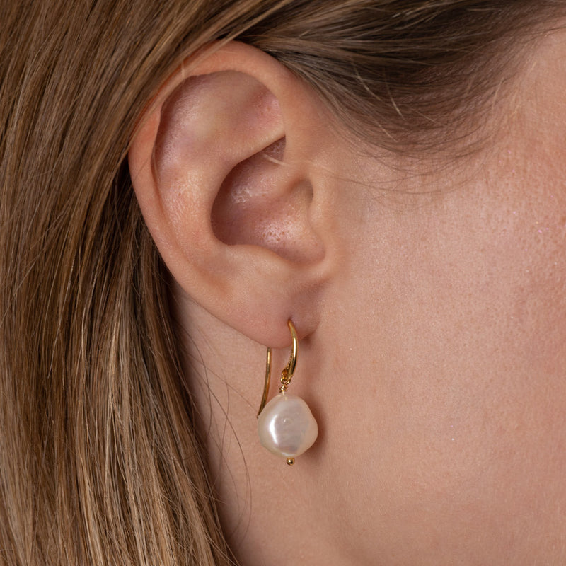 NOELLA PEARL GOLDEN HOOK EARRING