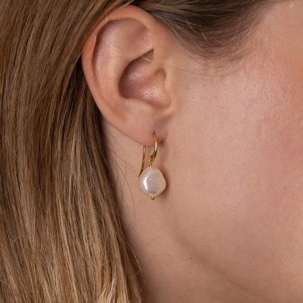 NOELLA PEARL GOLDEN HOOK EARRING