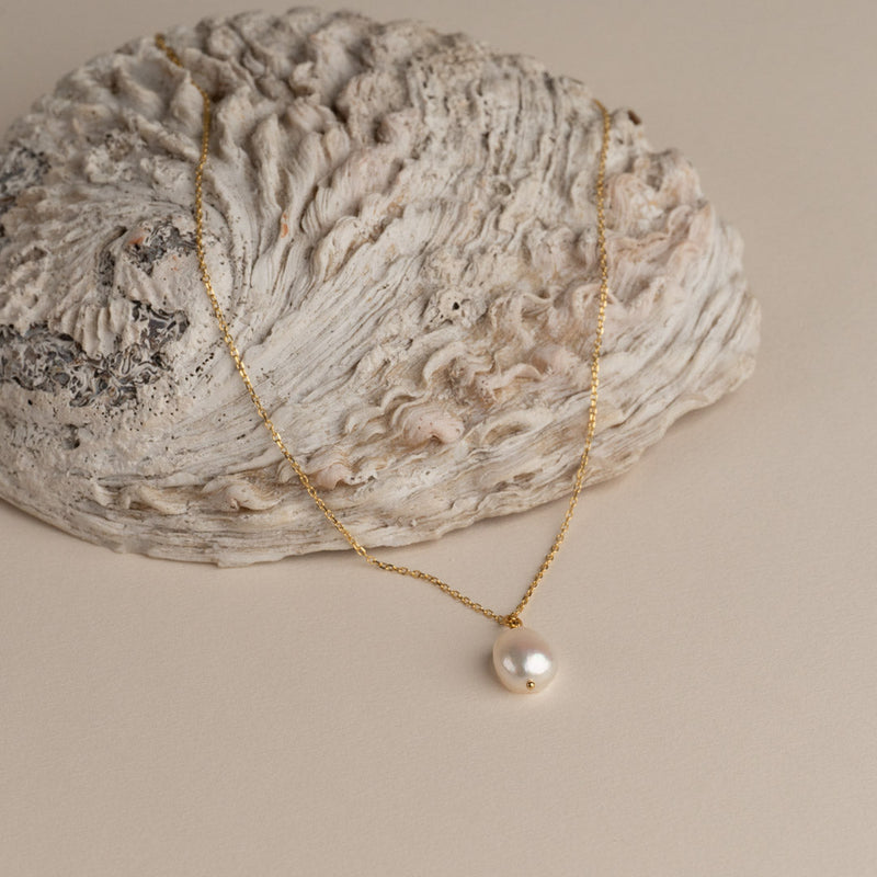 NOELLA PEARL GOLDEN NECKLACE