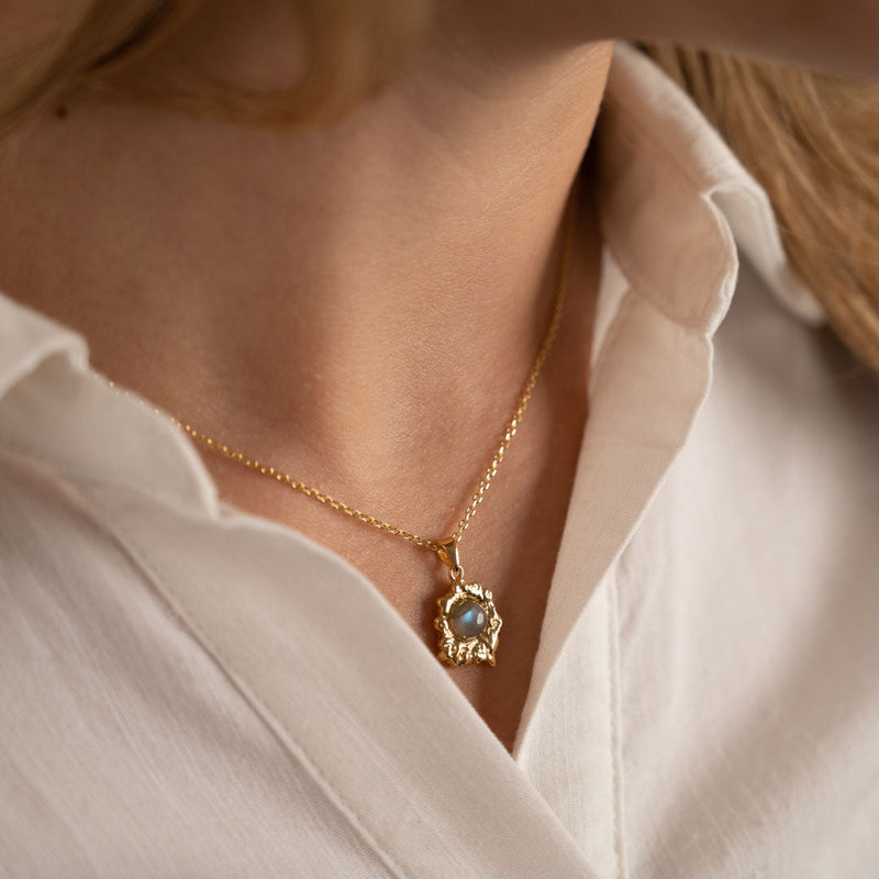 OPHELIA DARK GREY GOLDEN PENDANT