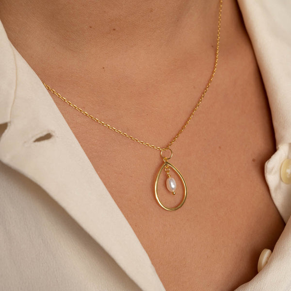 ALEXANDRA PEARL GOLDEN NECKLACE
